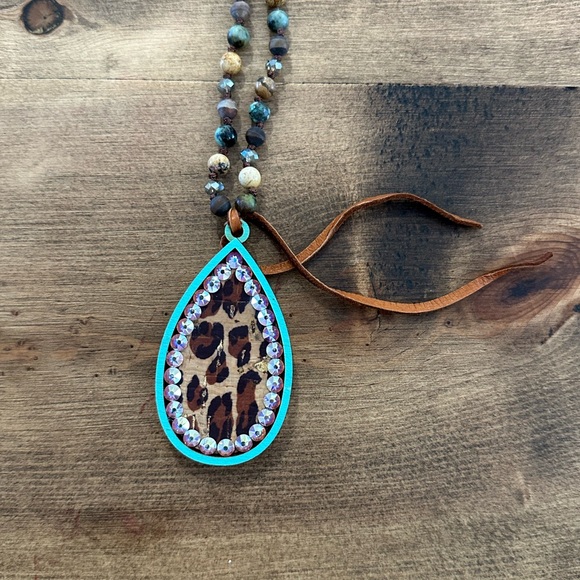 Pink panache necklace and earrings leopard set - Picture 3 of 4